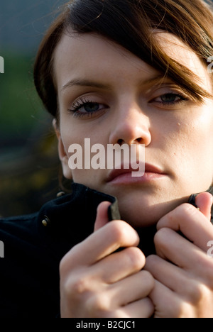 Ritratto di una giovane donna nella luce di posizione Foto Stock