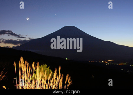 Mt Fuji alla vista notturna dal Nijumagari-touge Yamanashi Giappone Foto Stock