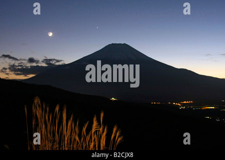 Mt Fuji alla vista notturna dal Nijumagari-touge Yamanashi Giappone Foto Stock