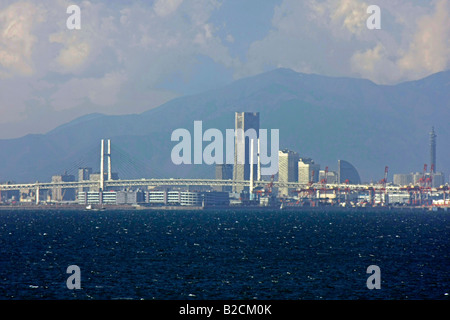 Il ponte della baia e la città di Yokohama vista dalla Baia di Tokyo Giappone Foto Stock