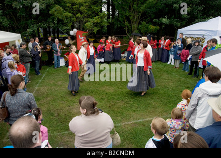 Manx tradizionale danza del paese con la gente a guardare Foto Stock