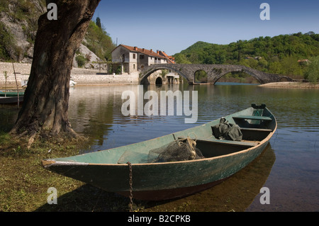 Punt di pesca sul fiume Celkin a Rijeka Crnojevica in Montenegro Foto Stock