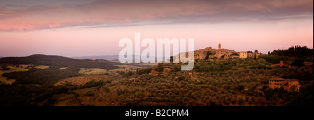 Vista panoramica del villaggio sulla collina di Santa Anna in Camprena vicino a Val d Orcia in Toscana in Italia Foto Stock