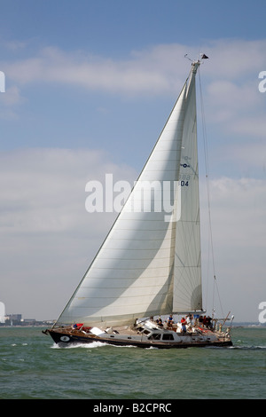 Moderno yacht a vela notte stellata sotto vele spiegate nel Solent Foto Stock