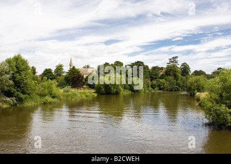 Il fiume Tamigi o Isis presso la Clifton Hampden Oxfordshire con una vista alla Chiesa di St Michaels e tutti gli angeli Foto Stock