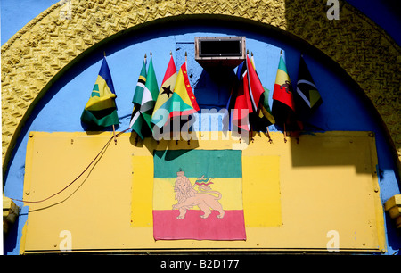 Bandiere che sventolano sulla Rastafarian centro nel sud di Londra Foto Stock