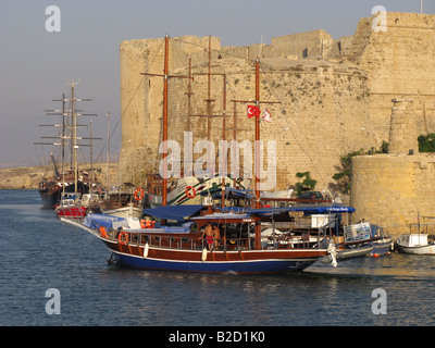 Cipro del Nord. Un caicco che lascia il porto di Kyrenia. 2008. Foto Stock