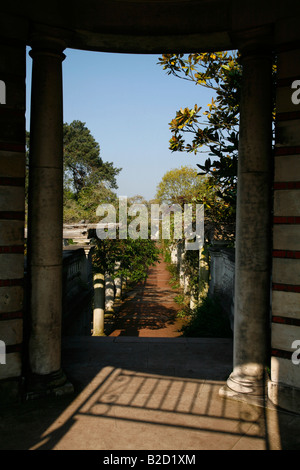 Pergola nel giardino collina su West Heath, Hampstead, Londra Foto Stock