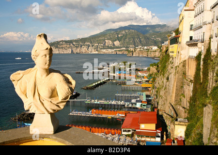 In cima alla scogliera vista da Sorrento Town sulla baia e sul porto, Italia Foto Stock