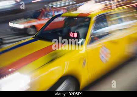 Giappone, Tokyo, il traffico della strada, sfocatura del movimento Foto Stock