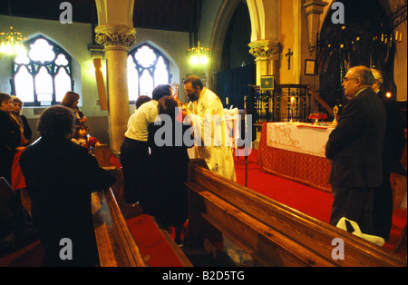 Greco-ortodossi che viaggiano nella chiesa di St Nicholas Chiesa anglicana comunione Sutton Surrey Foto Stock