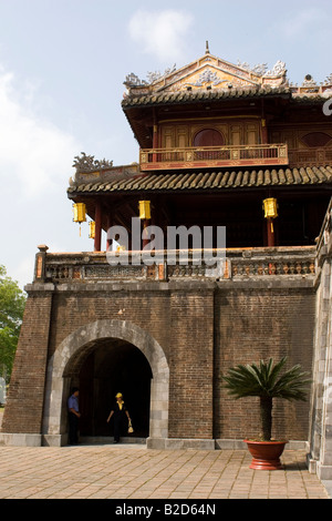 Una vista laterale della ONG Mon Gate, l'entrata principale della cittadella imperiale di Hue, Vietnam. Foto Stock