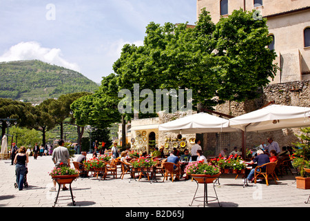 Cafe in Piazza della Città Vecchia a Ravello sulla Costiera Amalfitana, Italia Foto Stock