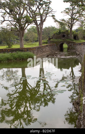 Alberi riflettono in Lotus Pond presso la tomba di Tu Duc in tinta, Vietnam. Foto Stock