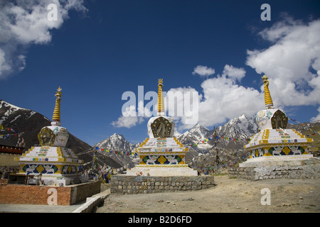 Templi chortens sulla cresta di Kunzum La (4551m). Questo passaggio è il divario tra Lahaul & Spiti. Himachal Pradesh, India Foto Stock