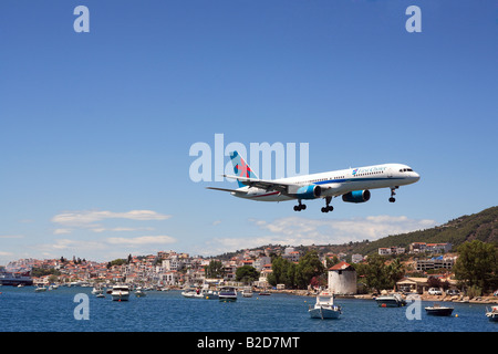 Grecia Sporadi settentrionali isola Skiathos una prima scelta di boeing 757 holiday charter di atterraggio a getto Foto Stock