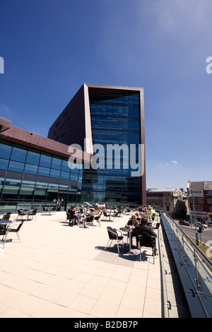 Aprire la zona pranzo sul terrazzo del Roland Levinsky Edificio, Università di Plymouth Foto Stock