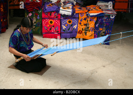 Donna Zinacantan tessitura di materiali tradizionali, San Lorenzo Zinacantan, Nr San Christobal de las Casas, Chiapas, Messico Foto Stock