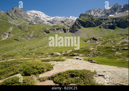 Gr5 rotta verso lac de la plagne da rosuel entrata al parco nazionale della Vanoise savoie in Francia con il crinale del mont pourri Foto Stock