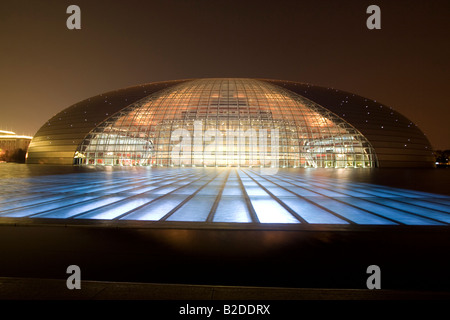 Pechino Cina vista frontale del National Grand Theatre di Cina circondato da un lago artificiale. Foto Stock