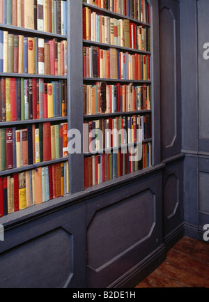 Close up di libri su grigio scaffali per libri in biblioteca