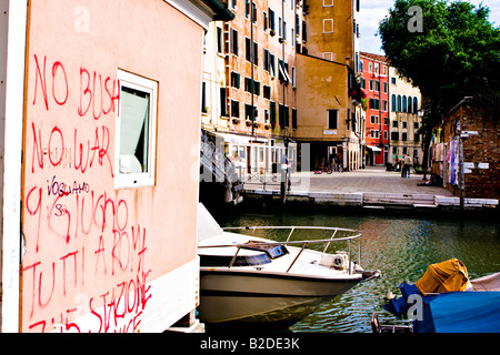 Graffiti verniciato a spruzzo sul lato di un edificio a Venezia concernenti il presidente Bush alla guerra Foto Stock