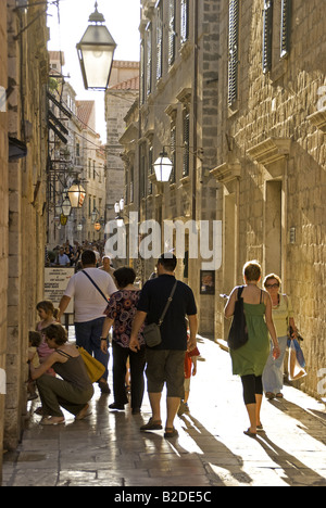 Dubrovnik Città Vecchia strette di ciottoli di pietra strada dello shopping Foto Stock