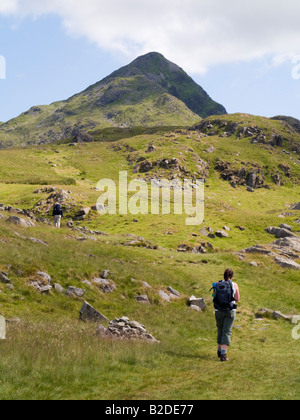 Snowdonia North Wales UK. Gli escursionisti a piedi fino Cnicht montagna in Snowdonia "Parco Nazionale" in estate Foto Stock