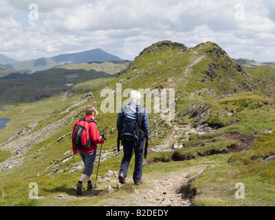 Due escursionisti a piedi lungo la cresta del vertice sul percorso Cnicht montagna nel Parco Nazionale di Snowdonia North Wales UK Foto Stock