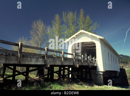 Grave Creek ponte coperto di valle soleggiata sud della Oregon Grants Pass negli Stati Uniti Foto Stock