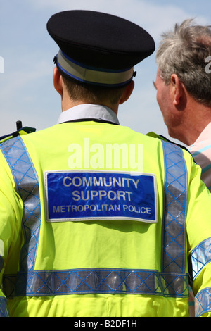 La Metropolitan Police Community Support Officer di parlare con un membro del pubblico in London, England, Regno Unito Foto Stock