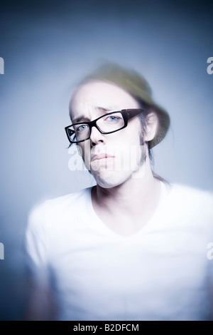 Studio shot Ritratto di giovane uomo espressiva rendendo volti Foto Stock