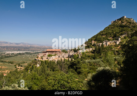 Guardando attraverso le rovine del palazzo e castello di Mystras bizantina vicino a Sparta Laconia Peloponneso Grecia Foto Stock