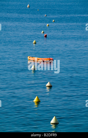 Una barca arancione galleggianti in mare, Anges Bay, Nizza Cote d'Azur, in Francia Foto Stock