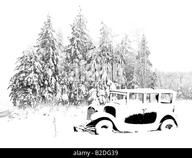 Ieri il sogno vecchio Ford Modello T Automobile Automobile si siede nella neve da alberi Vintage Foto Stock