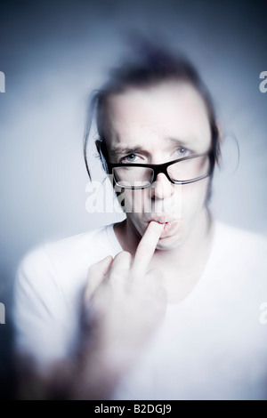 Studio shot Ritratto di giovane uomo espressiva rendendo volti Foto Stock
