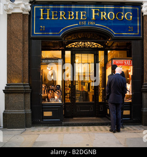 Herbie Frogg vestito su misura Outfitters Jermyn Street Londra Inghilterra REGNO UNITO Foto Stock