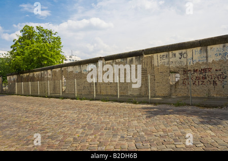 I resti del muro di Berlino vicino al Checkpoint Charlie Niederkirchner strasse Berlin city center Germania UE Europa Foto Stock
