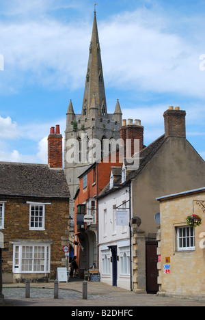 Market Place, mostrando Buttercross e Chiesa di Tutti i Santi, Oakham, Rutland, England, Regno Unito Foto Stock