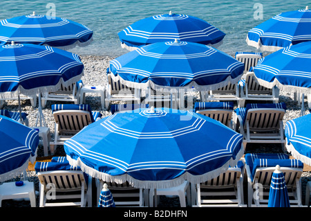 Ombrelloni sulla spiaggia di Anges Bay, Nizza Cote d'Azur, in Francia Foto Stock