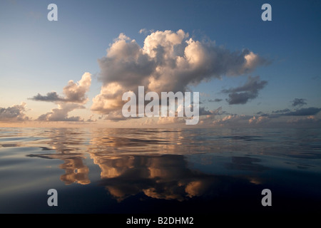 Il tramonto sopra il mid Atlantic 400 miglia a sud di Bermuda Foto Stock