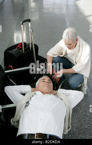 Coppia matura in attesa e relax presso l'aeroporto. Foto Stock