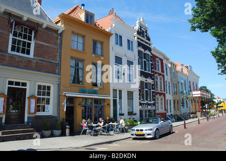 Vecchie case mercantili lungo Smallekade Vlissingen Paesi Bassi Foto Stock