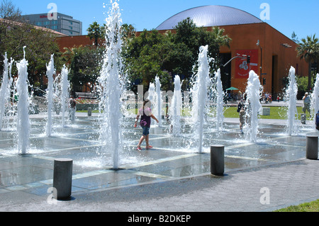 Pedoni camminando attraverso la fontana di acqua per raffreddare la san jose california Foto Stock