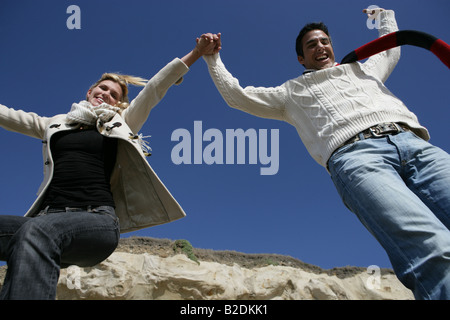 Coppia felice di saltare in aria. Foto Stock