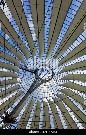 Tettuccio interno del Sony Center di Potsdamer Platz Berlino centro città Germania UE Europa Foto Stock