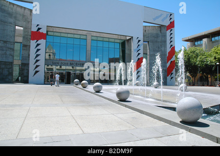 Due persone che camminano verso l'entrata principale {'Sun' jose mcenery convention center california} Foto Stock