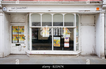 Negozio chiuso con manifesti nella finestra Brecon centro città Wales UK Foto Stock