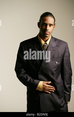 Giovane americano africano uomo in pieno suit, ritratto. Foto Stock