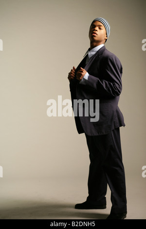 Giovane americano africano uomo indossare tuta completa e cappuccio, studio shot. Foto Stock